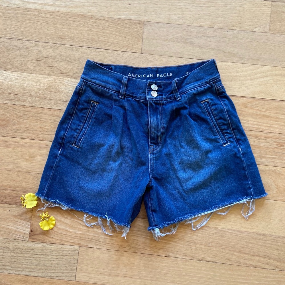 dark wash american eagle mom short